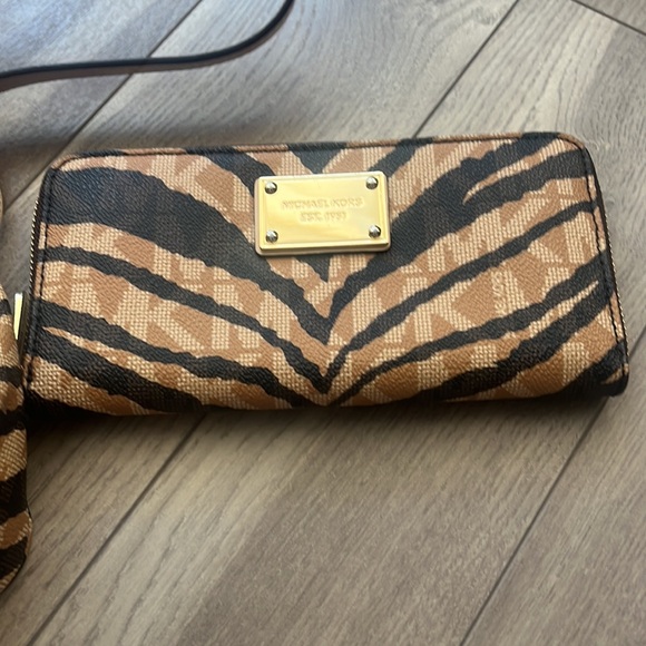 Michael Kors print crossbody and matching wallet - Picture 2 of 13